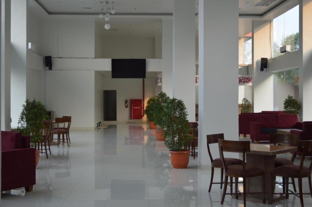 Win Grand Hotel Бекасі Екстер'єр фото